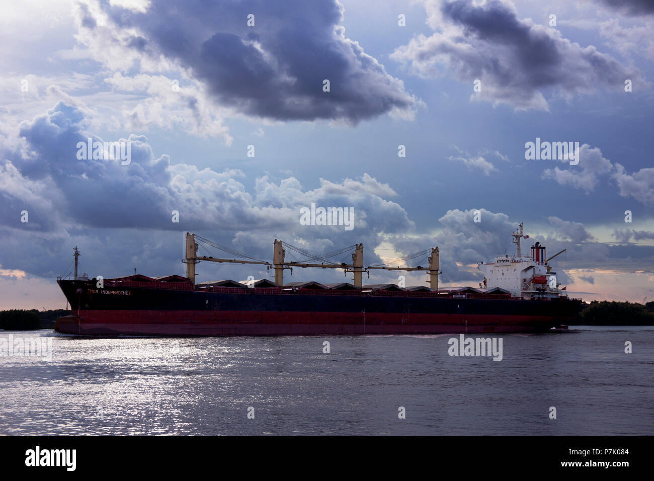 Una petroliera la navigazione sul fiume Mississippi in New Orleans, LA, Stati Uniti d'America. Foto Stock
