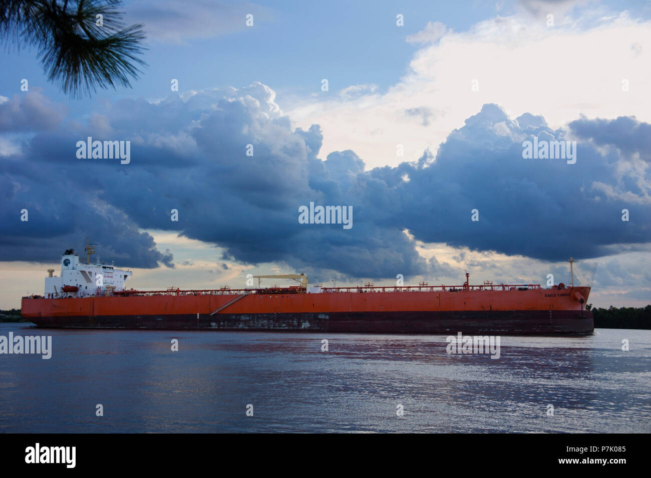 Una petroliera la navigazione sul fiume Mississippi in New Orleans, LA, Stati Uniti d'America. Foto Stock