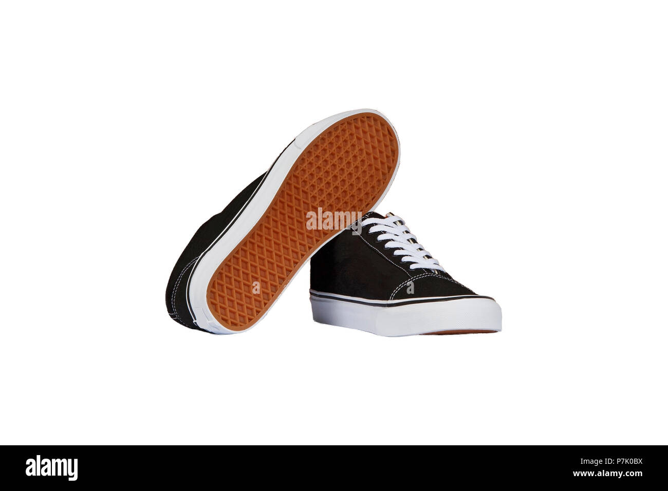 Coppia di Bianco Nero Sneakers isolati su sfondo bianco Foto Stock