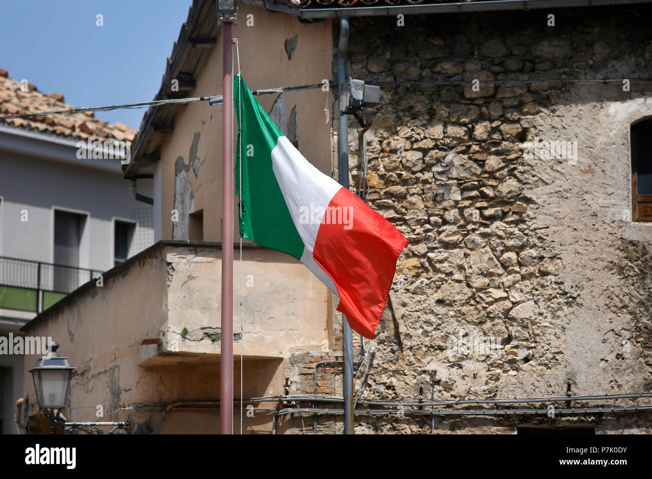 Bandiera Italiana o tricolore battenti in castelli, Italia. Foto Stock