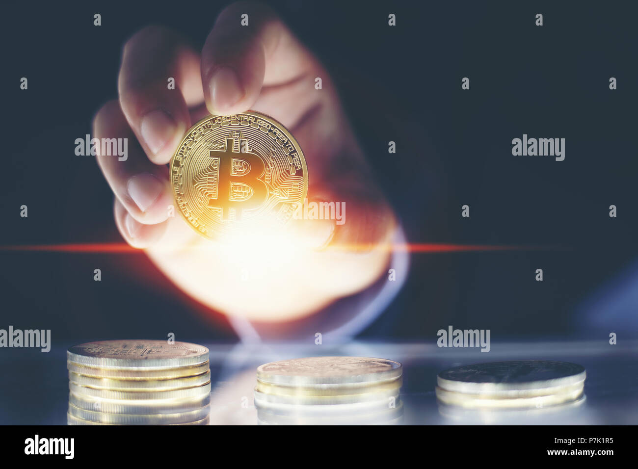 Mano d'uomo azienda golden Bitcoins e nuovo denaro virtuale concetto e la crescita finanziaria concetto su sfondo grafico Foto Stock