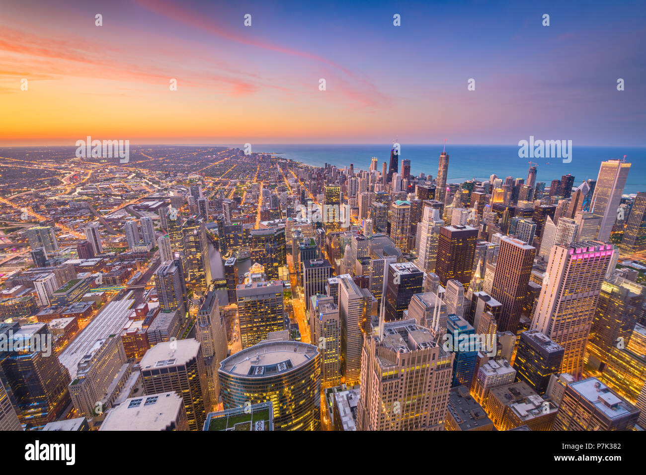 Chicago, Illinois, Stati Uniti d'America antenna skyline del centro al tramonto verso il lago Michigan. Foto Stock