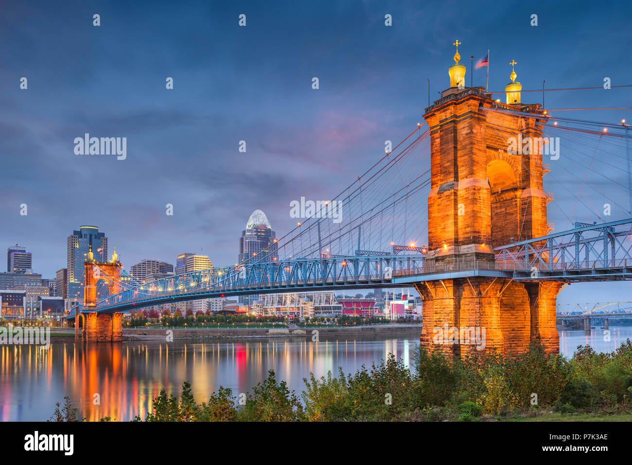 Cincinnati, Ohio, Stati Uniti d'America skyline sul fiume al tramonto. Foto Stock