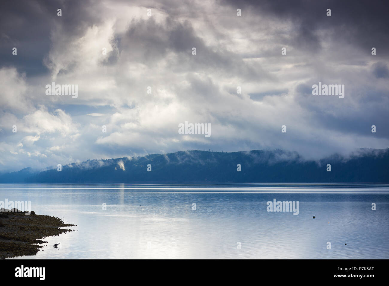 Drammatica nuvole sopra il cofano Canal, Washington Foto Stock