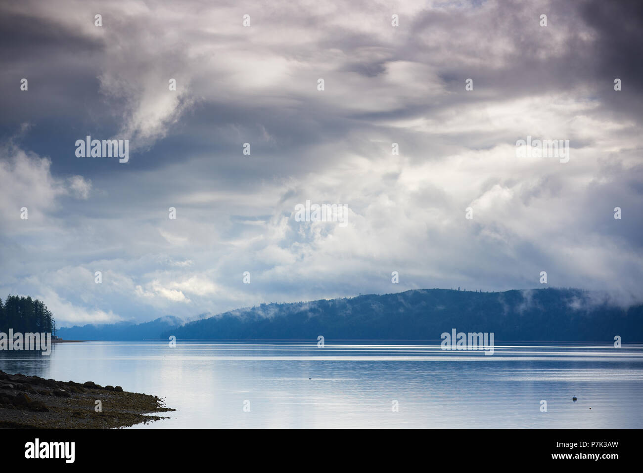 Drammatica nuvole sopra il cofano Canal, Washington Foto Stock