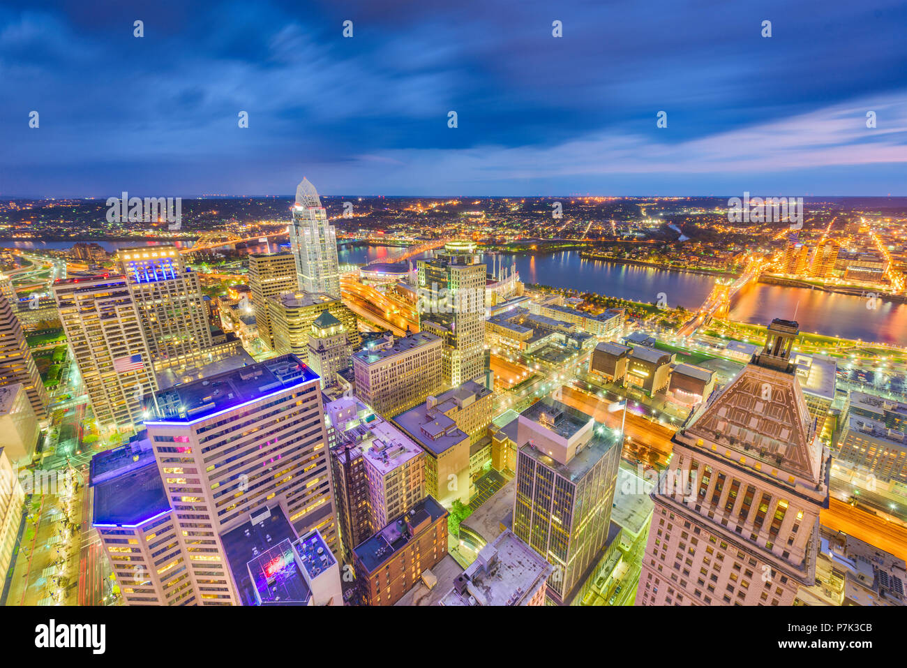 Cincinnati, Ohio, Stati Uniti d'America skyline da sopra al crepuscolo. Foto Stock