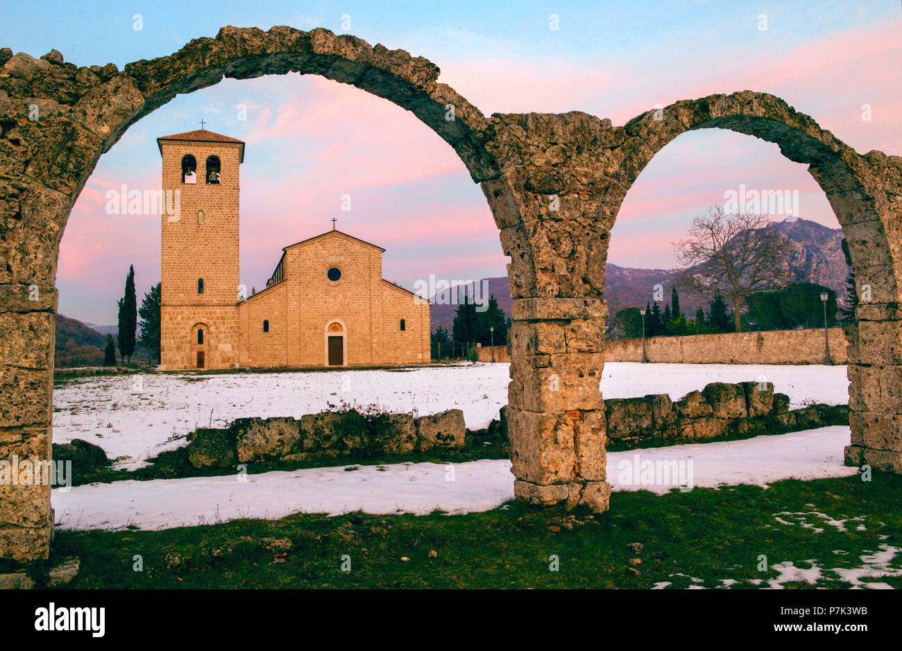 Tramonto sull'abbazia di San Vincenzo al Volturno. Molise Foto Stock