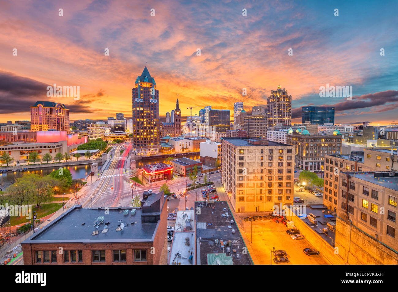 Milwaukee, Wisconsin, Stati Uniti d'America skyline del centro al tramonto. Foto Stock