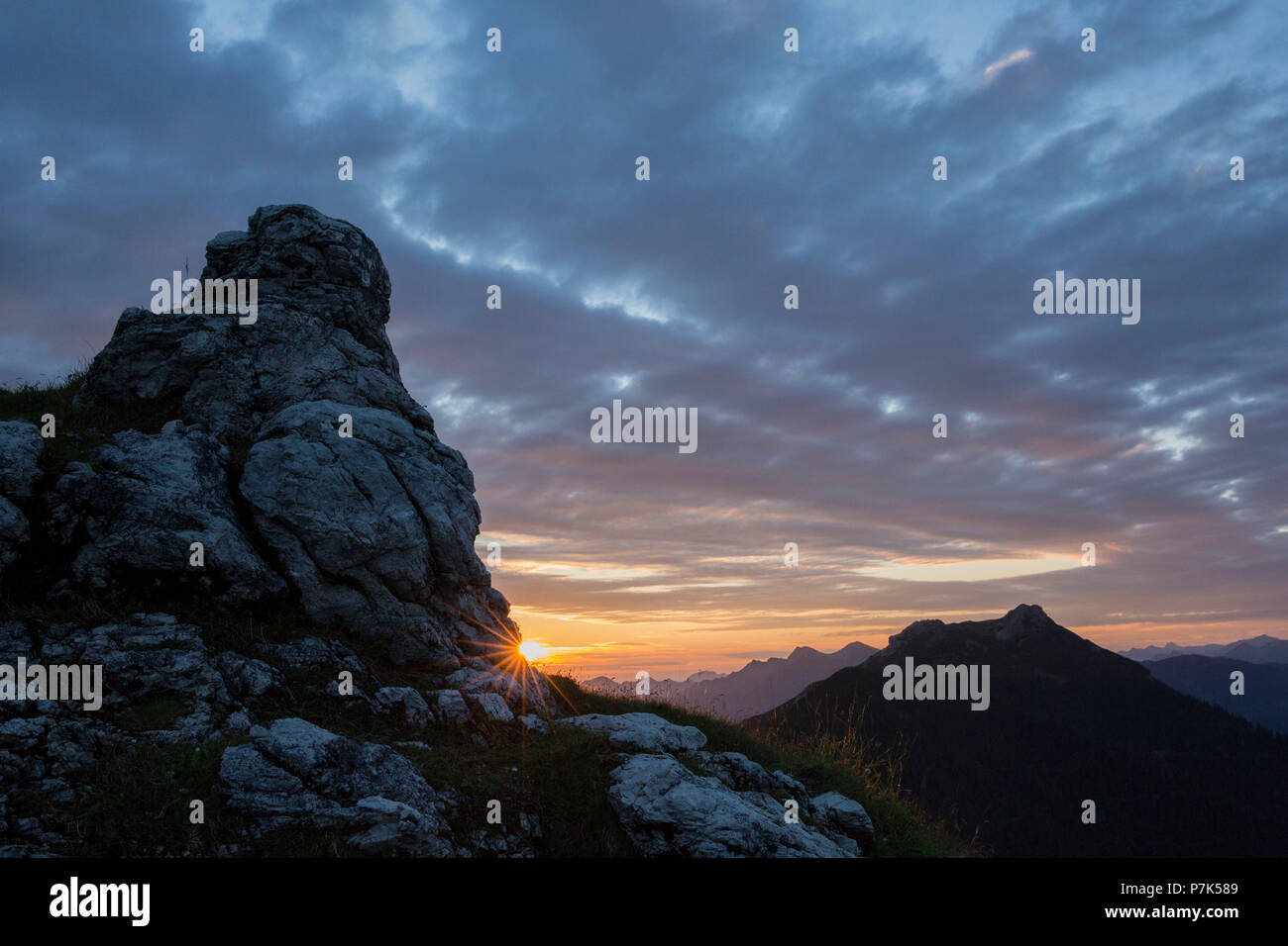 A Hohe Ziegspitz all'alba, le Alpi Ammergau, vicino Garmisch, Alta Baviera, Baviera, Germania Foto Stock