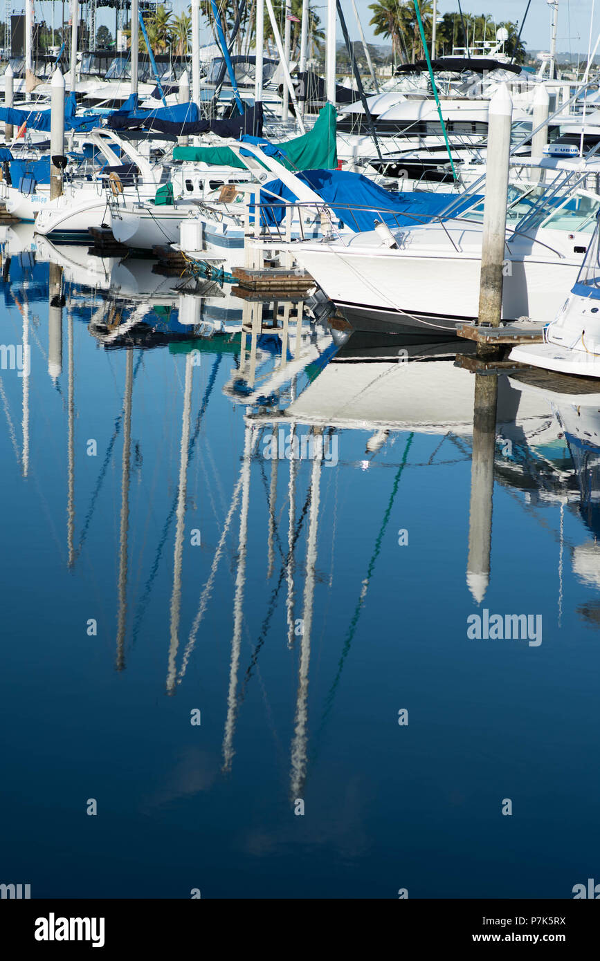 Le riflessioni di barche a vela nel mare marina di sunrise Foto Stock