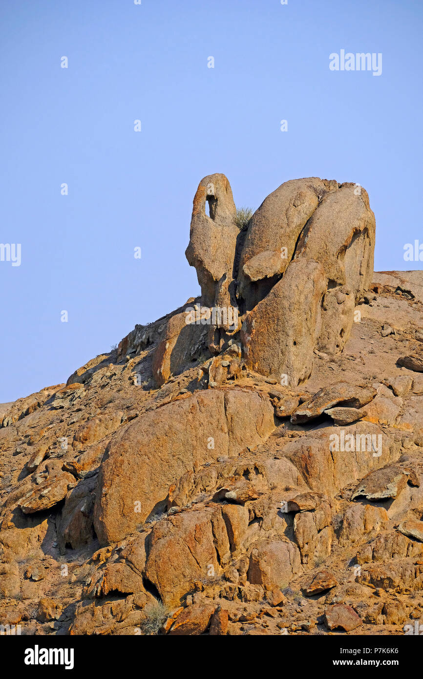 Stranamente turrito rocce di granito in una valle laterale del fiume secco Khumib a Skeleton Coast Park in Namibia, Kaokoland Foto Stock
