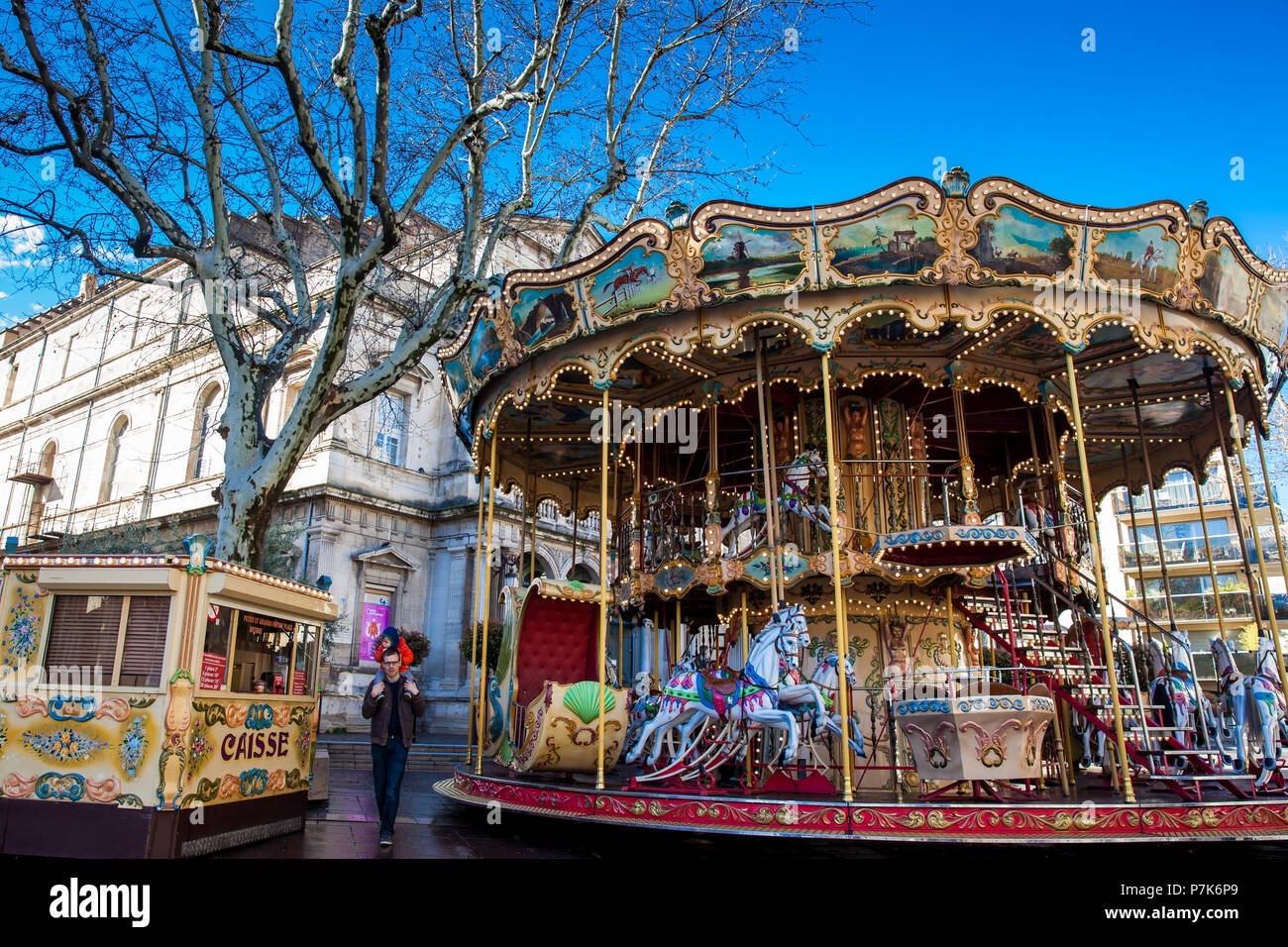 Il francese stile antico giostra con scale a Place de l'Horloge a Avignon Francia Foto Stock