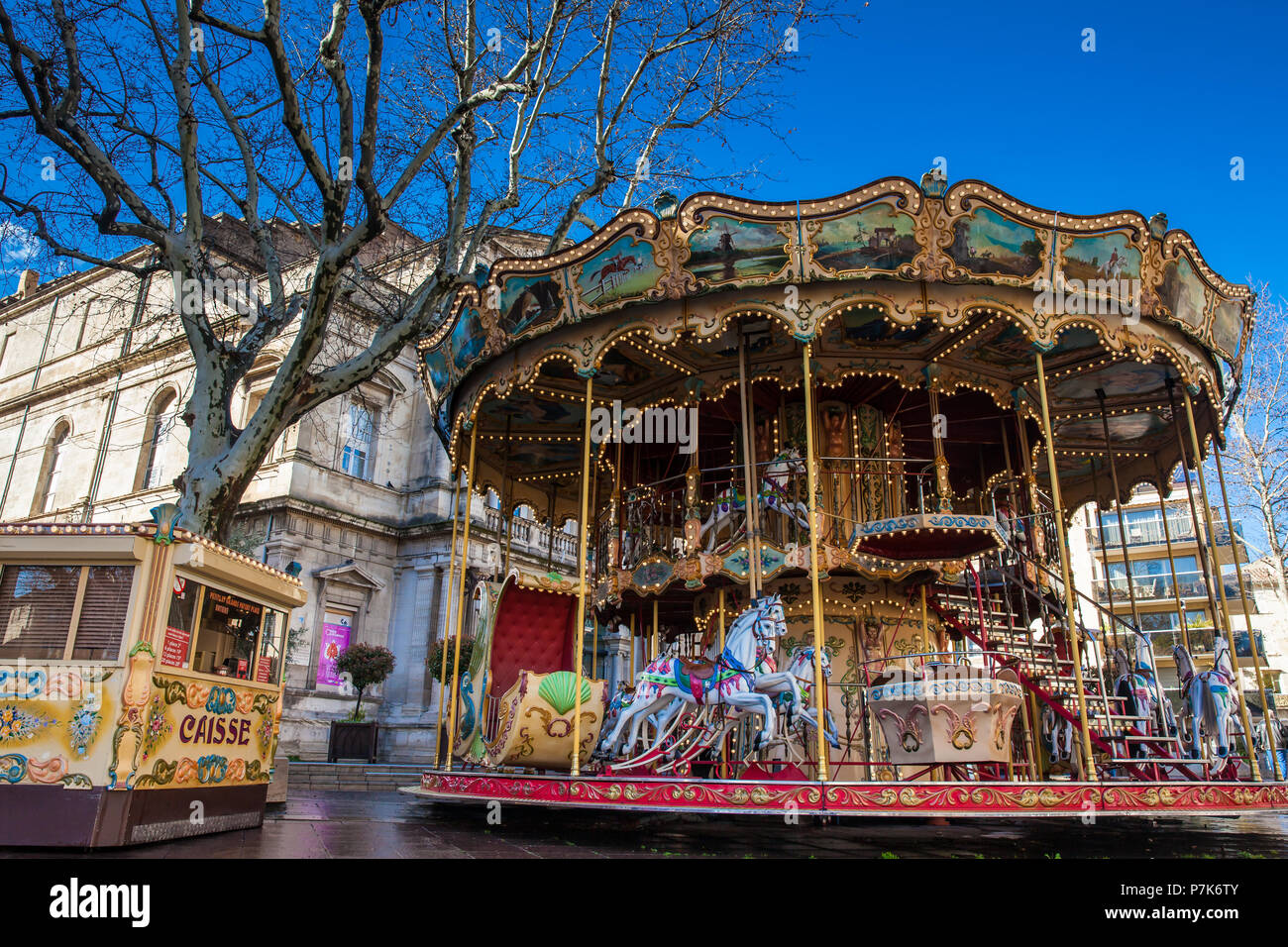 Il francese stile antico giostra con scale a Place de l'Horloge a Avignon Francia Foto Stock