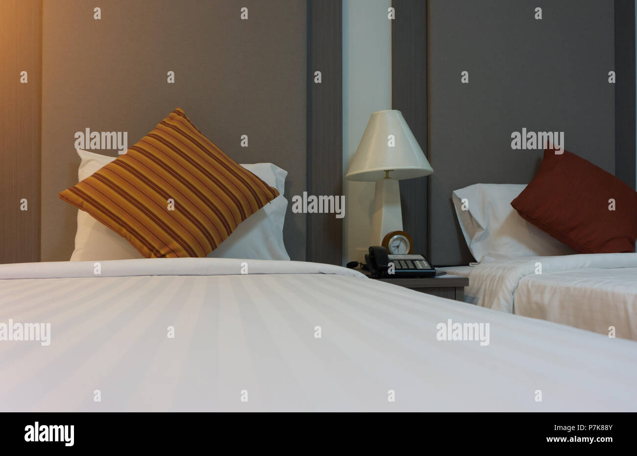 Moderno design della camera da letto twin bed in hotel Foto Stock