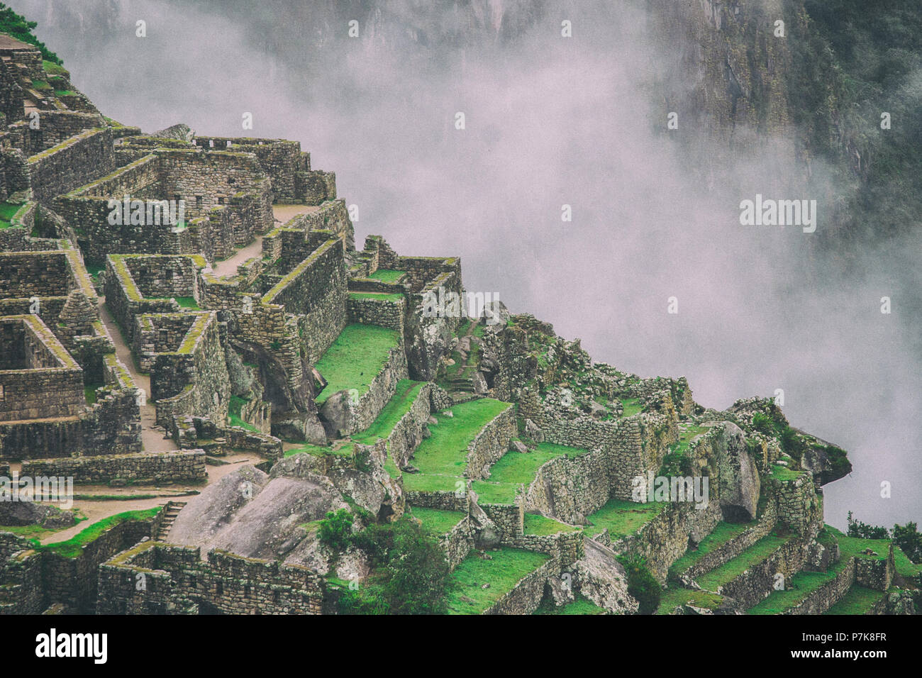 La segreta e misteriosa rovine di Machu Picchu coperti dalla nebbia con le alte montagne delle Ande sullo sfondo. Il fantastico premio di escursionismo Inca Foto Stock