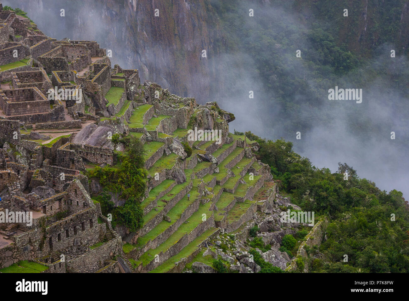 Bella immagine di sfondo di pietre antiche rovine di Machu Picchu nella natura selvaggia delle montagne con le nuvole. Il Perù. N. persone. Foto Stock