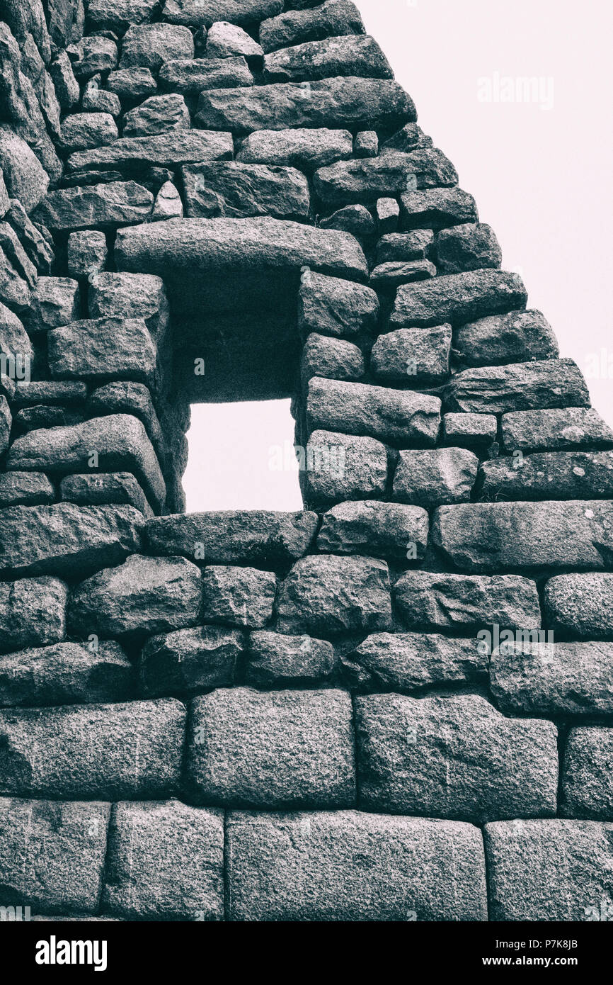 Magica pietra antiche rovine lungo il sentiero lastricato sentiero Inca di Machu Picchu in Perù. Foto Stock