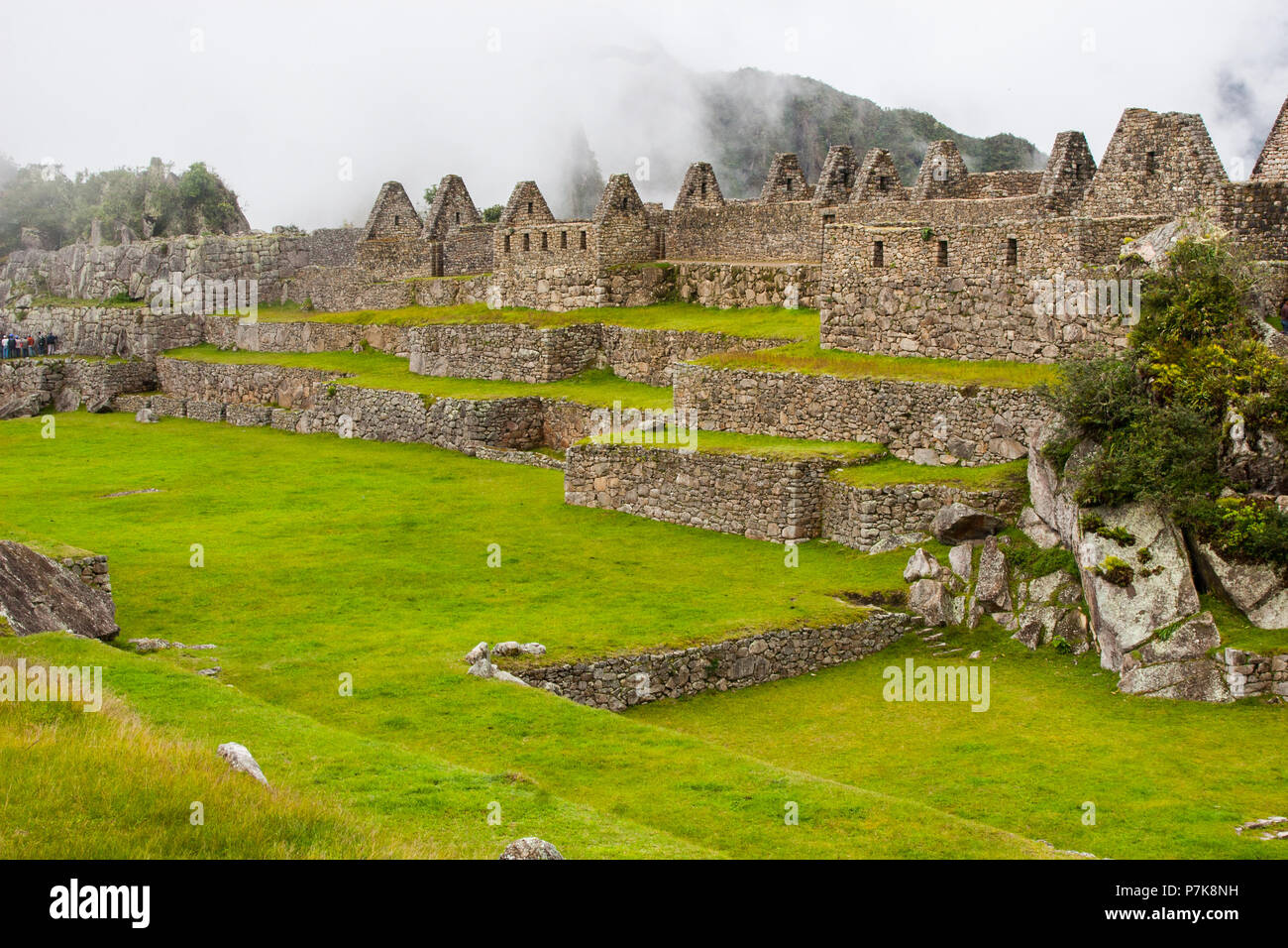 Rovine di Machu Picchu antica città perduta nelle Ande natura. Moutains nella nebbia. Il Perù. Sud America. N. persone. Foto Stock
