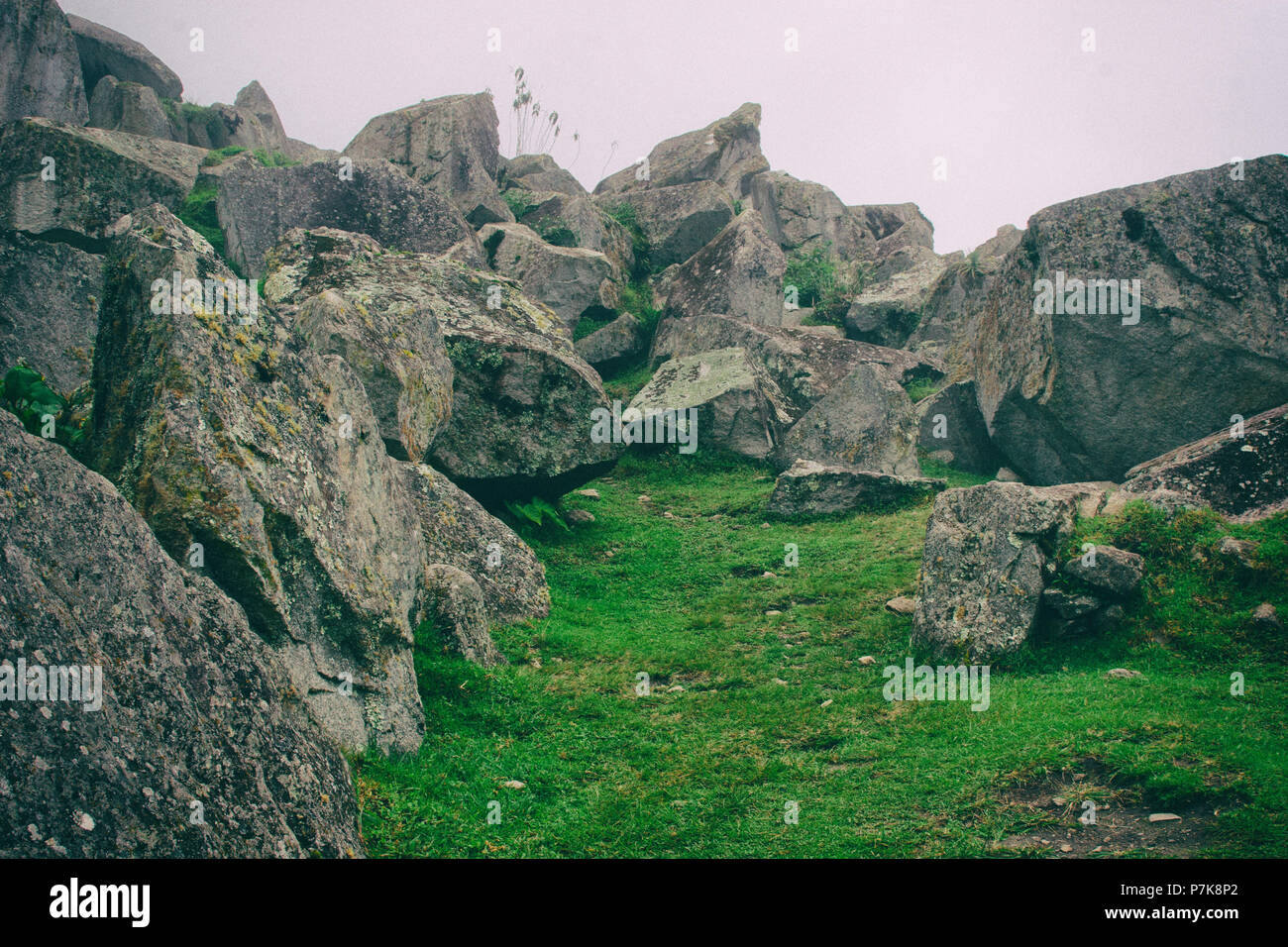 Magica pietra antiche rovine lungo il sentiero lastricato sentiero Inca di Machu Picchu in Perù. Foto Stock
