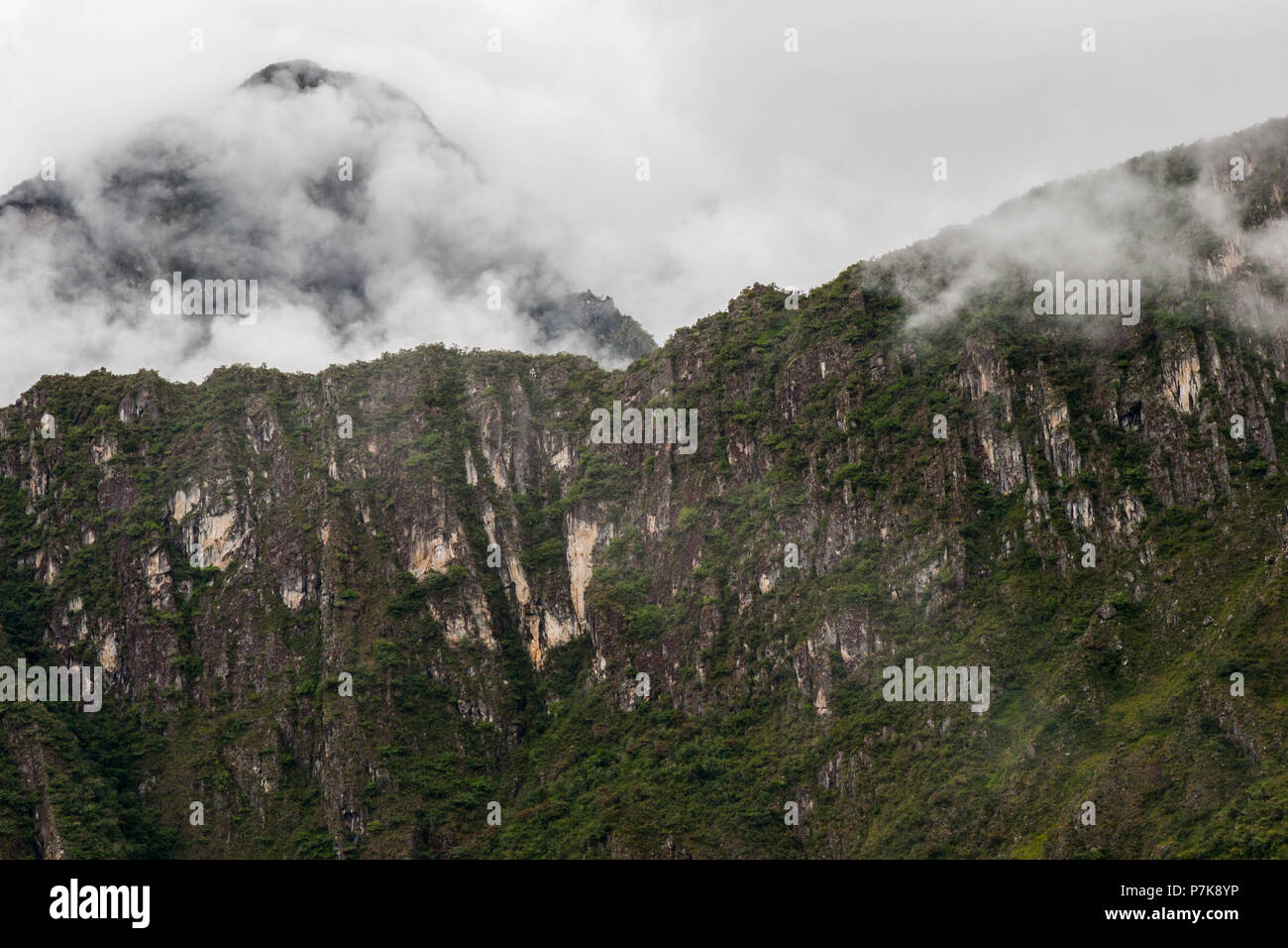 Vista del paesaggio di montagna con la nebbia e la natura. Il Perù. Sud America. N. persone. Foto Stock