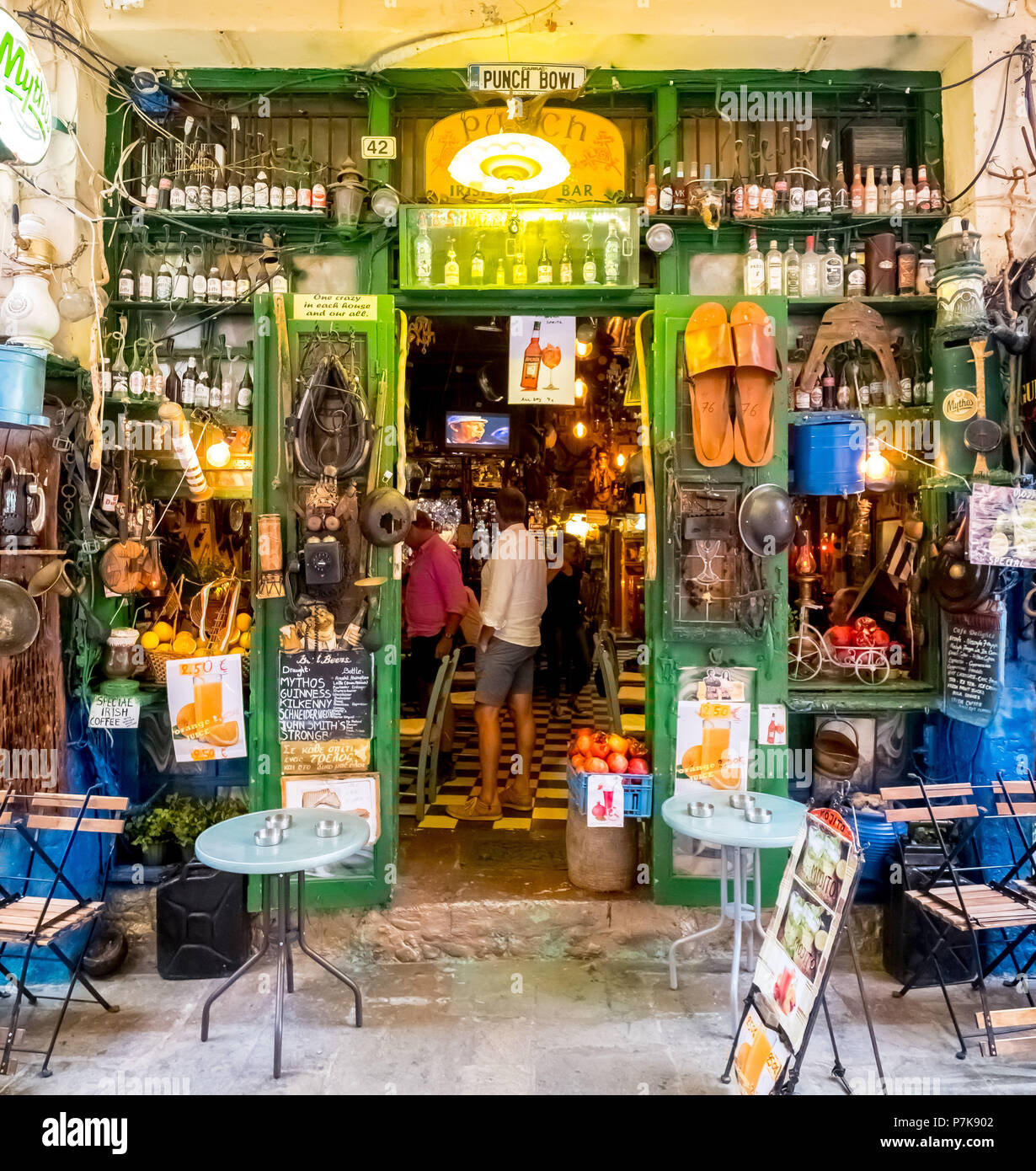 Irish pub nella città vecchia di Rethymno con birra cartelloni, Europa, Creta, Grecia Foto Stock