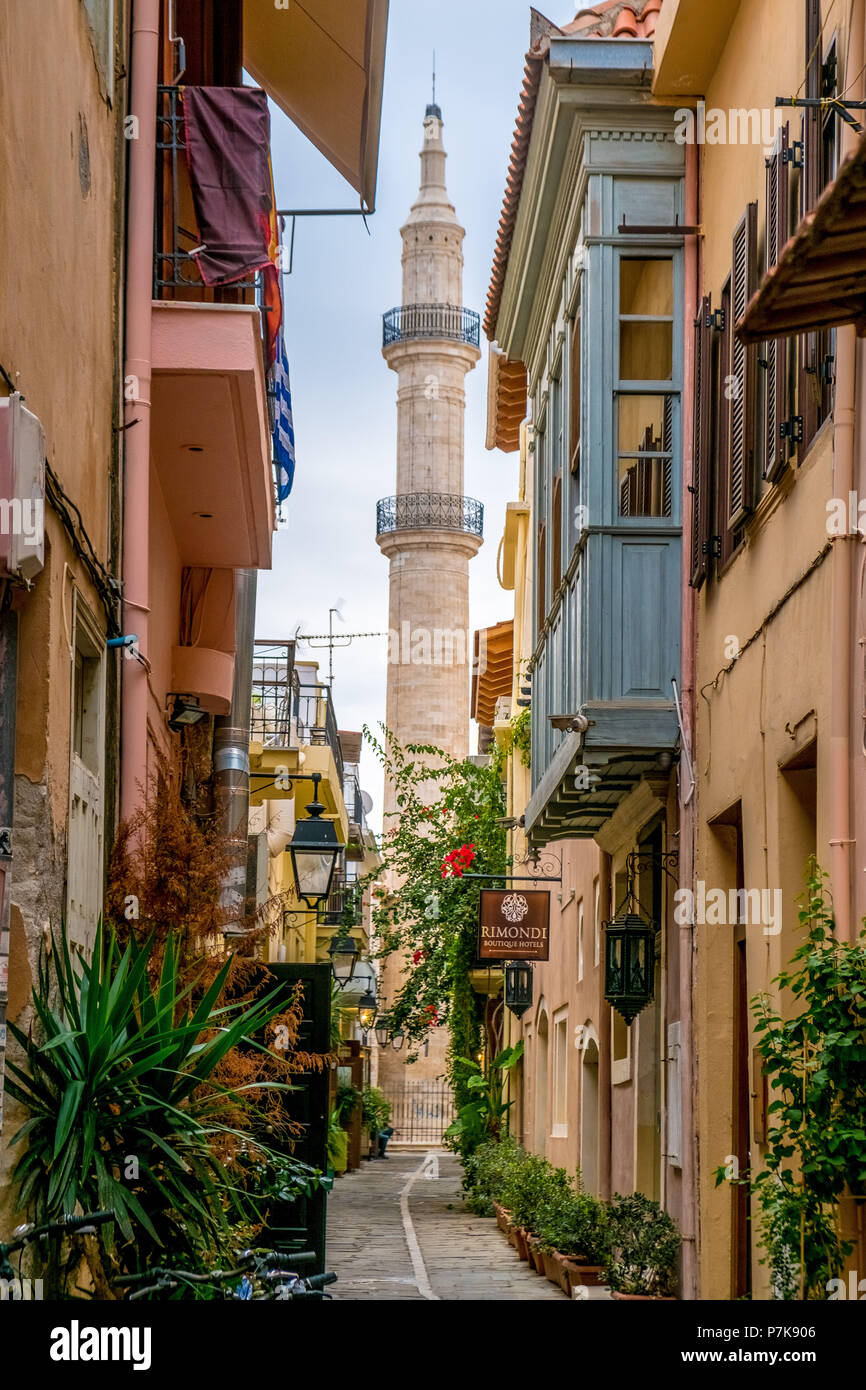 Alley con minareto nella città vecchia di Rethymno, balcone in legno, minareto, Europa, Creta, Grecia Foto Stock