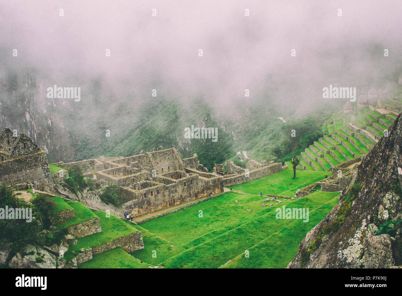 La giornata inizia con la nebbia intensa in aria in Machu Picchu. Lo storico sito archeologico in una misteriosa atmosfera. Bella immagine di sfondo. Foto Stock
