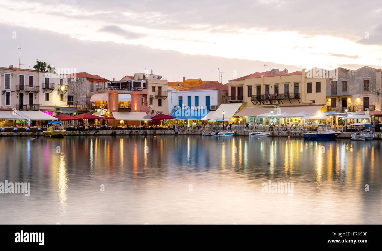 Atmosfera serale con barche e ristoranti a Porto Veneziano, Rethimno, Rethimno, Panorama, Creta, Grecia, Europa Foto Stock