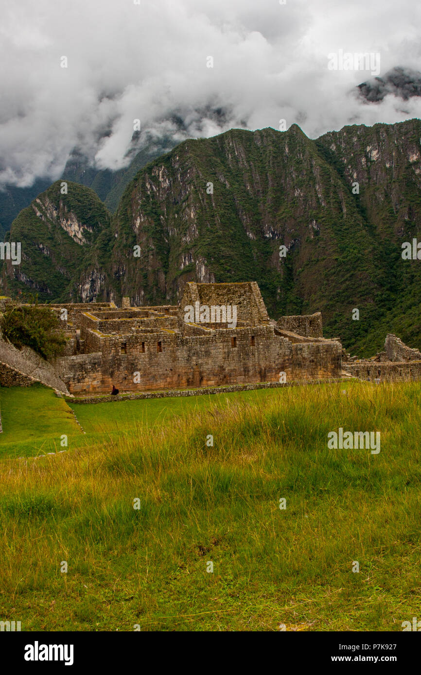 Vista verticale del Machu Picchu ruderi di pietra perso nella natura selvaggia delle montagne delle Ande. Il Perù. Sud America. N. persone. Foto Stock