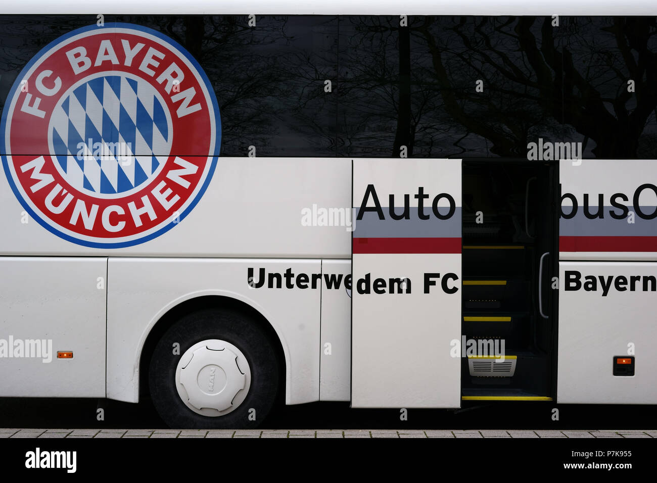 L'emblema del club calcistico FC Bayern Monaco sul bus del team a un gioco di Stoccarda, Foto Stock