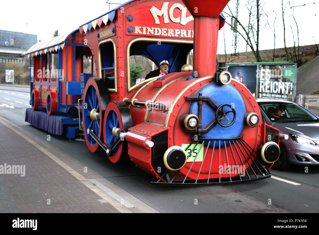 Un locomotore di veicolo del tipo con rimorchi per visite guidate della città la guida i bambini in tempo di carnevale a Mainz, Foto Stock