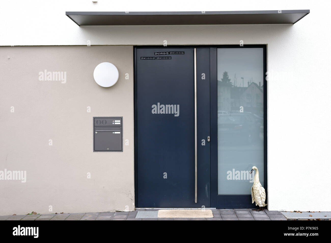 L'angolare e moderno ingresso residenziale di un edificio residenziale con una porta in acciaio e un rifugio ,, Foto Stock