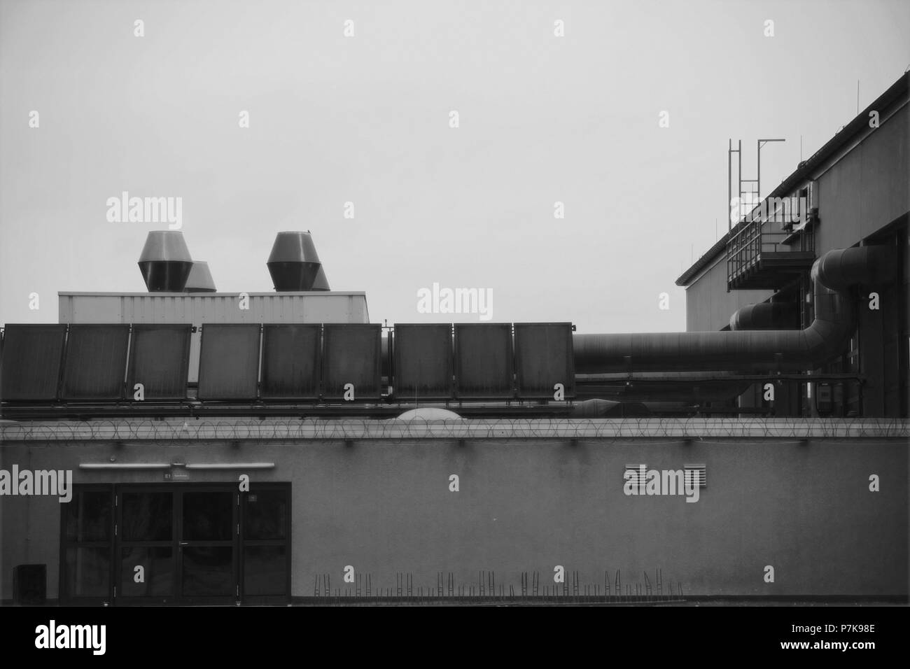 La bloccate sfiati e cappe di aspirazione di un negozio di alimentari in dotazione con un sistema solare Foto Stock