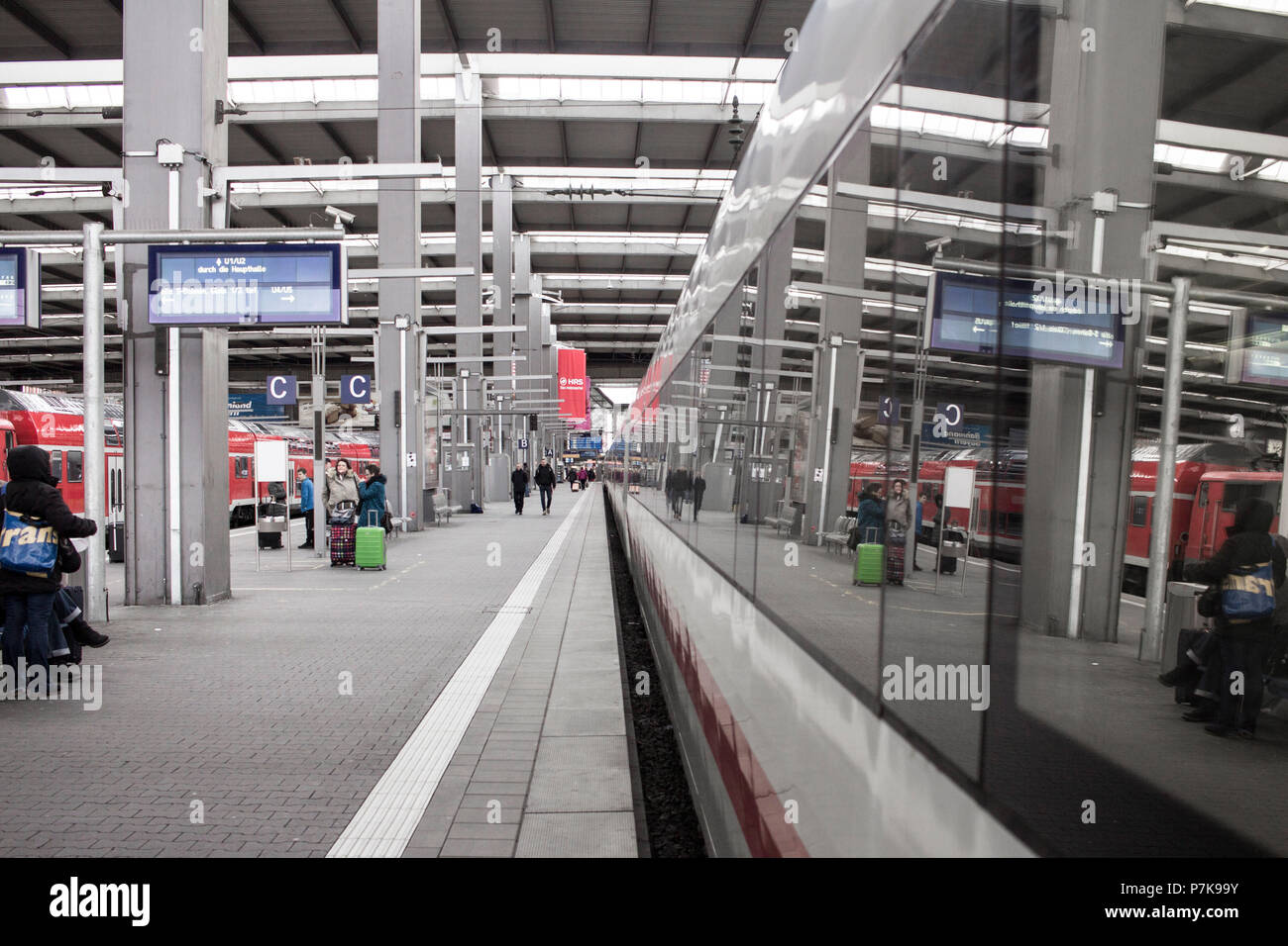 La riflessione della piattaforma in vetro di finestra di un treno. Foto Stock