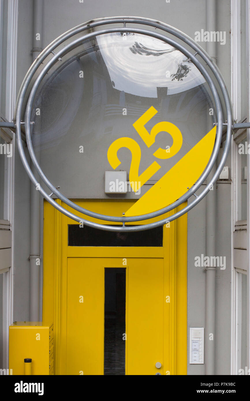 Casa rotonda numero placca su porta. Foto Stock
