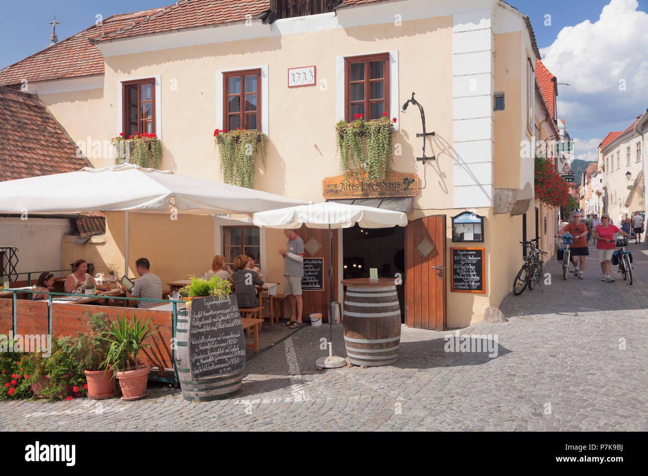 Main Street nella città vecchia, ristorante Altes Presshaus, Dürnstein, Wachau, Austria Inferiore, Austria Foto Stock