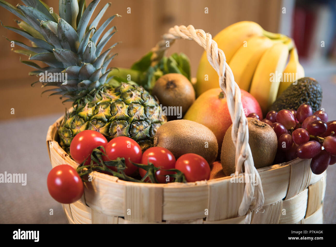 Cesto di frutta piena di miste di frutta e verdura Foto Stock