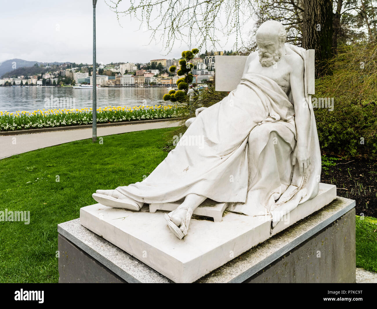Statua di un sonno l uomo nel Parco Civico di Lugano Foto Stock