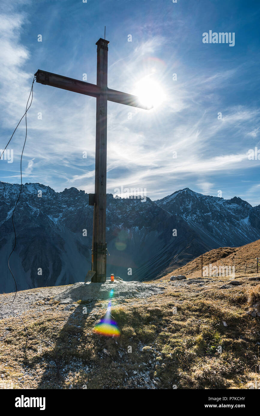 Croce di legno sul Steinjöchle (montagna) nella luce posteriore, Hahntennjoch, Tirolo, Austria, Europa Foto Stock