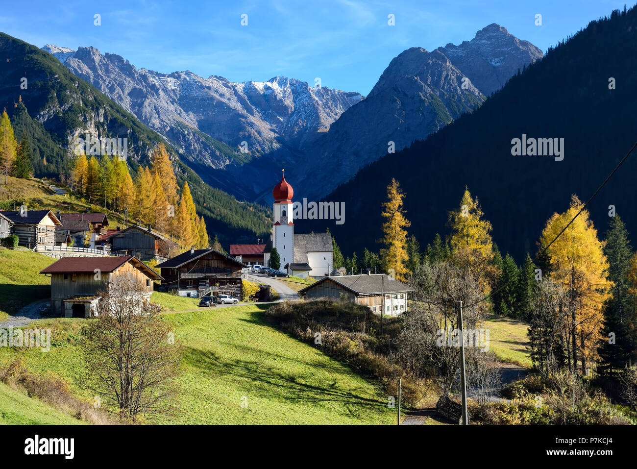 Chiesa di pellegrinaggio Maria Schnee nel villaggio Bschlabs in mezzo alle montagne, Hahntennjoch, Tirolo, Austria, Europa Foto Stock