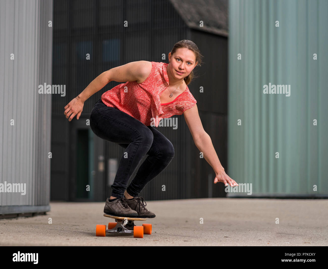 Donna con longboard, 22 anni, dell'ambiente urbano Foto Stock