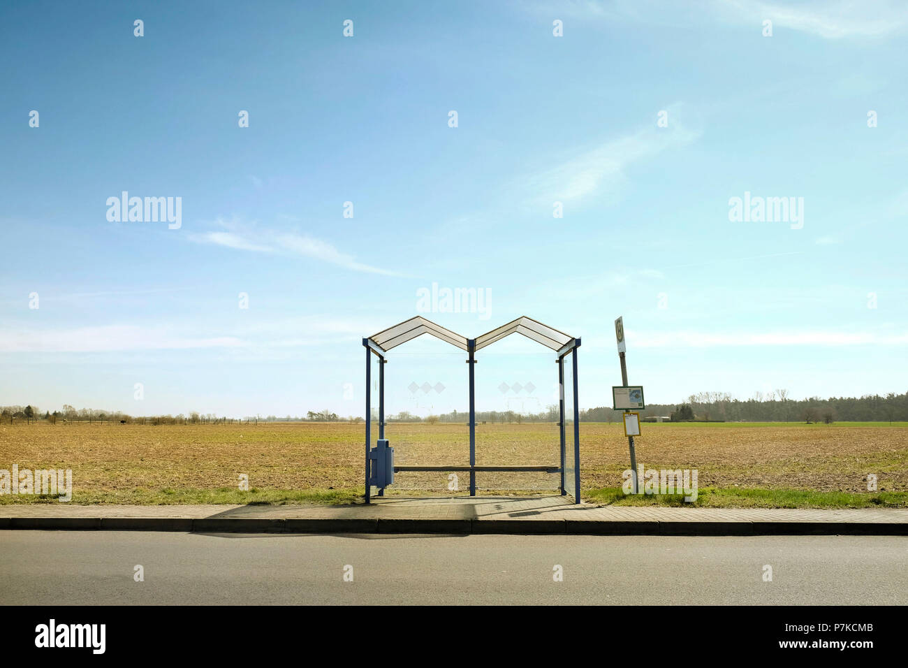Fermata bus, Brandeburgo, Germania, attendere, scarsamente popolate Foto Stock Fermata bus, Brandeburgo, Germania, attendere, scarsamente popolate Foto Stock