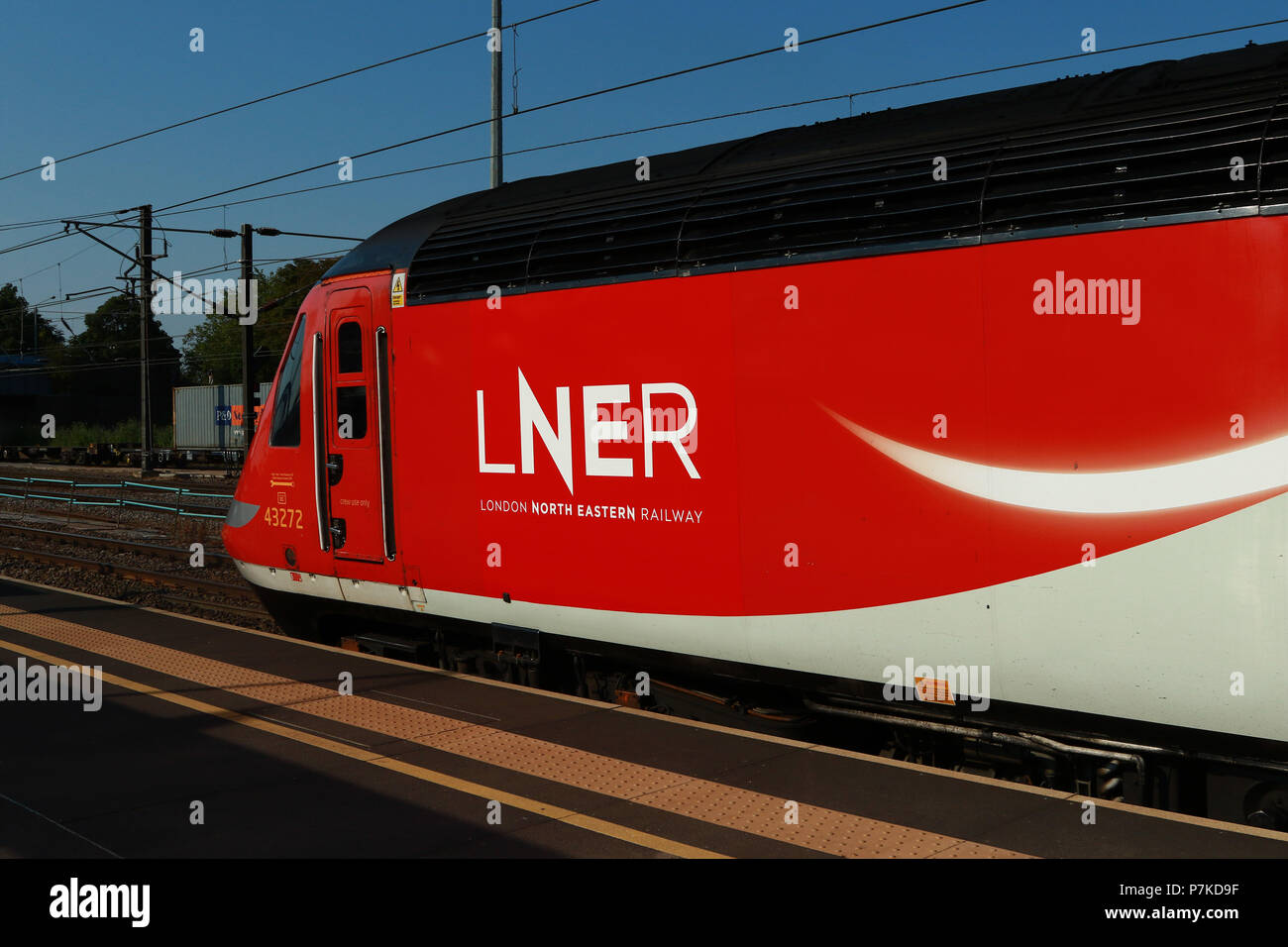 Un treno con LNER (London North Eastern Railway) livrea a Peterborough stazione, il 5 luglio 2018. Foto Stock