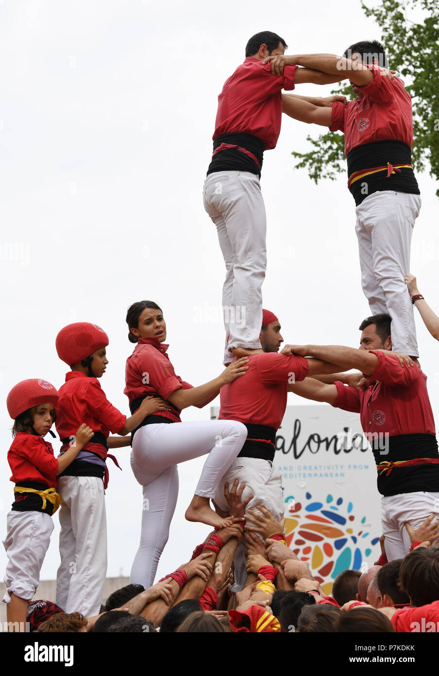 Washington, Stati Uniti d'America. 6 Luglio, 2018. Gli artisti interpreti o esecutori forma torri umane durante lo Smithsonian Folklife Festival in Washington, DC, Stati Uniti, il 6 luglio 2018. Credito: Liu Jie/Xinhua/Alamy Live News Foto Stock