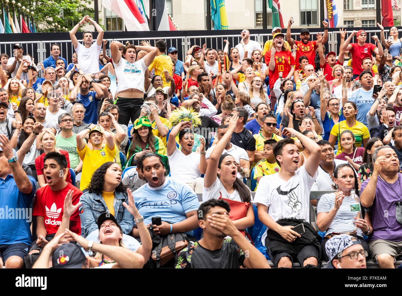 New York, Stati Uniti d'America. 6 luglio 2018. Ventole reagiscono guardando 2018 FIFA World Cup Russia match tra Brasile e Belgio sponsorizzato da Telemundo Deportes al Rockefeller Center Credito: lev radin/Alamy Live News Foto Stock