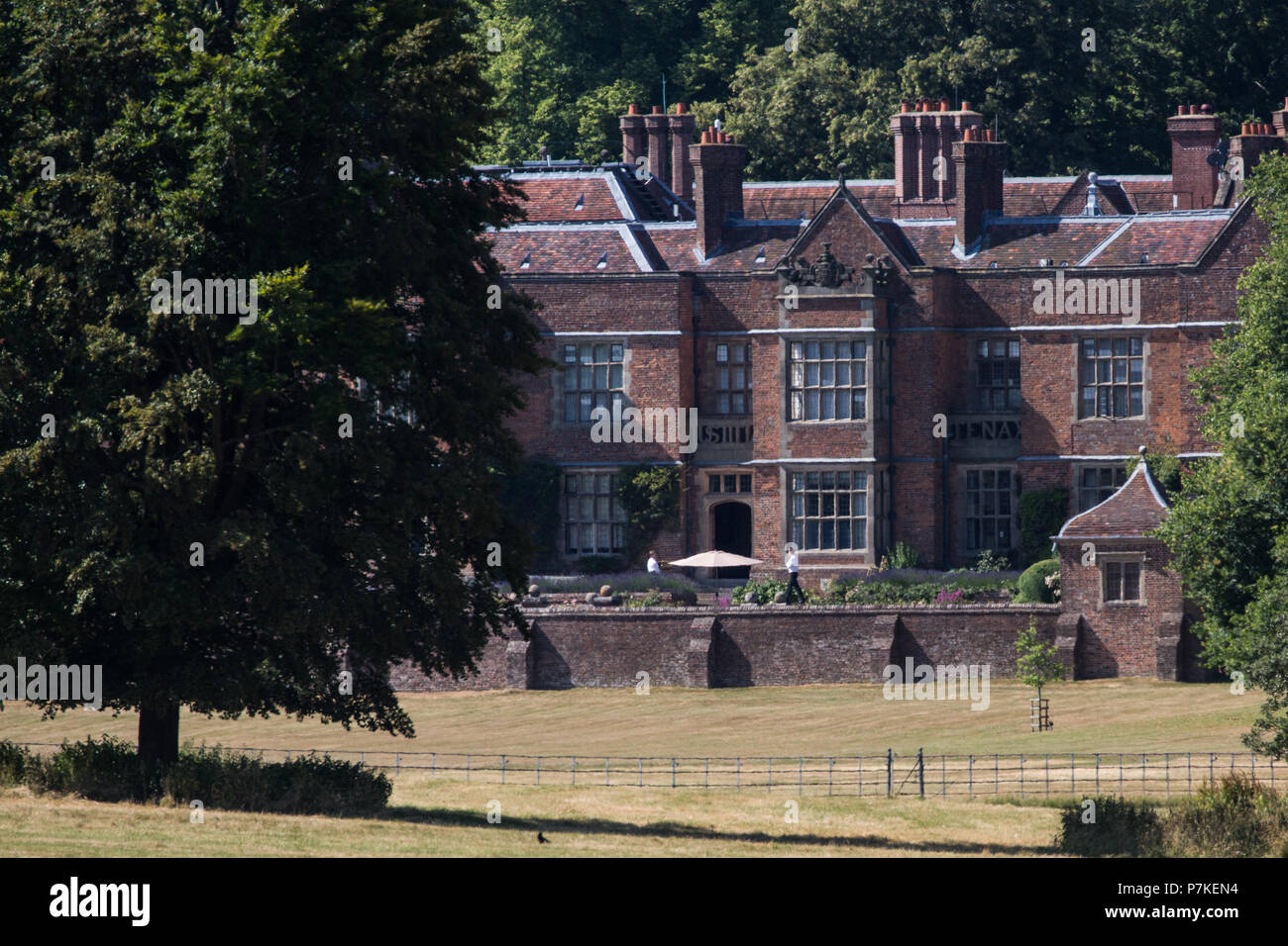 Princes Risborough, UK. 6 Luglio, 2018. Gli uomini sulla terrazza fuori Chequers, il Primo Ministro del paese ufficiale residence, durante un crunch riunione al vertice di Theresa Maggio e il suo gabinetto per il dibattito e per cercare di decidere per il Regno Unito Brexit proposta per le sue future relazioni con l'Unione europea. Il Primo Ministro ha presentato una nuova "terza via" sulle dogane conosciuta come 'agevolato regime doganale' (FCA). Alcuni rapporti suggeriscono che i taxi sono in standby per ogni ministri non riescono a concordare un piano durante il vertice di oggi. Credito: Mark Kerrison/Alamy Live News Foto Stock