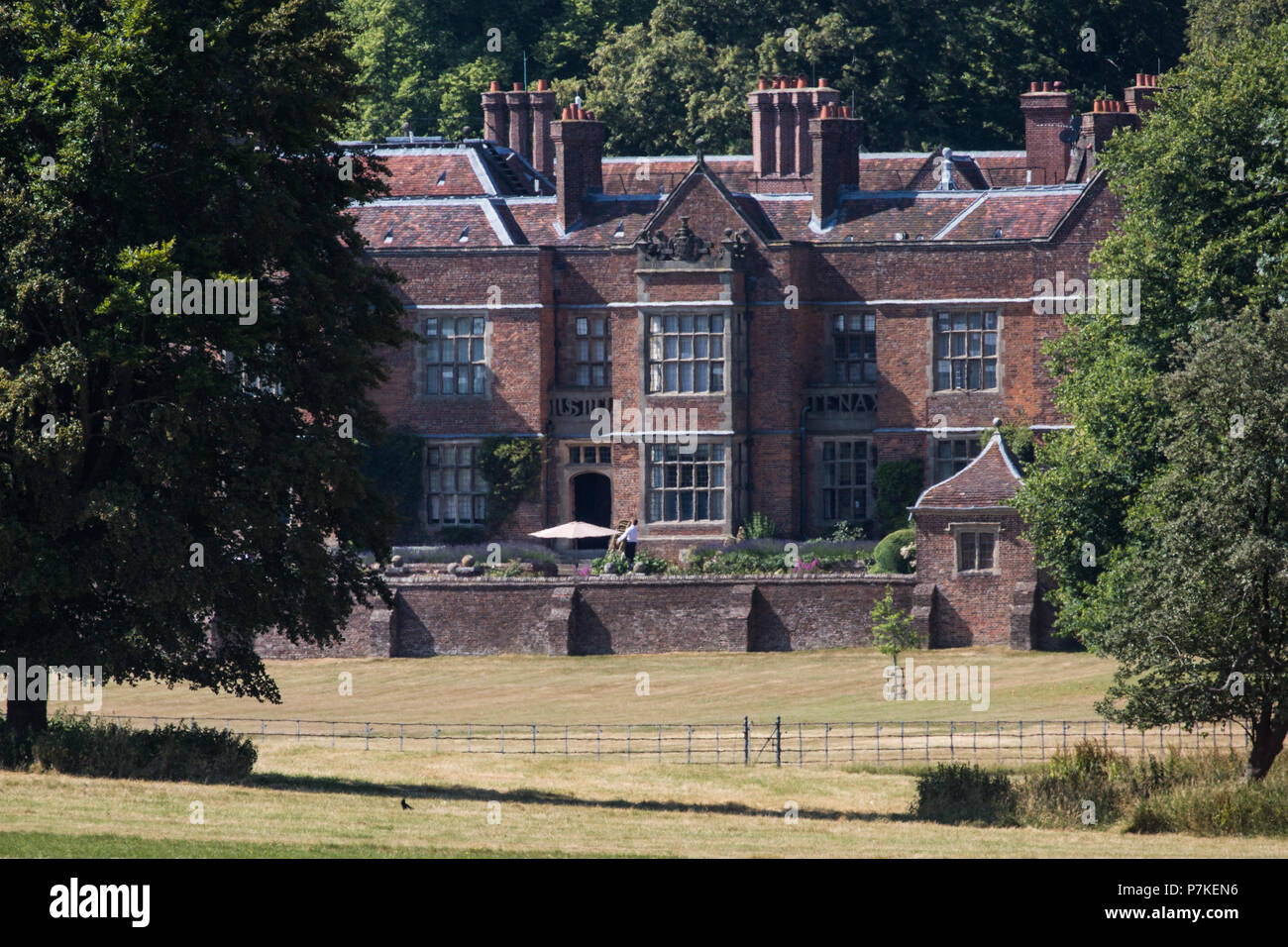 Princes Risborough, UK. 6 Luglio, 2018. Un uomo si muove sdraio sulla terrazza fuori Chequers, il Primo Ministro del paese ufficiale residence, durante un crunch riunione al vertice di Theresa Maggio e il suo gabinetto per il dibattito e per cercare di decidere per il Regno Unito Brexit proposta per le sue future relazioni con l'Unione europea. Il Primo Ministro ha presentato una nuova "terza via" sulle dogane conosciuta come 'agevolato regime doganale' (FCA). Alcuni rapporti suggeriscono che i taxi sono in standby per ogni ministri non riescono a concordare un piano durante il vertice di oggi. Credito: Mark Kerrison/Alamy Live News Foto Stock