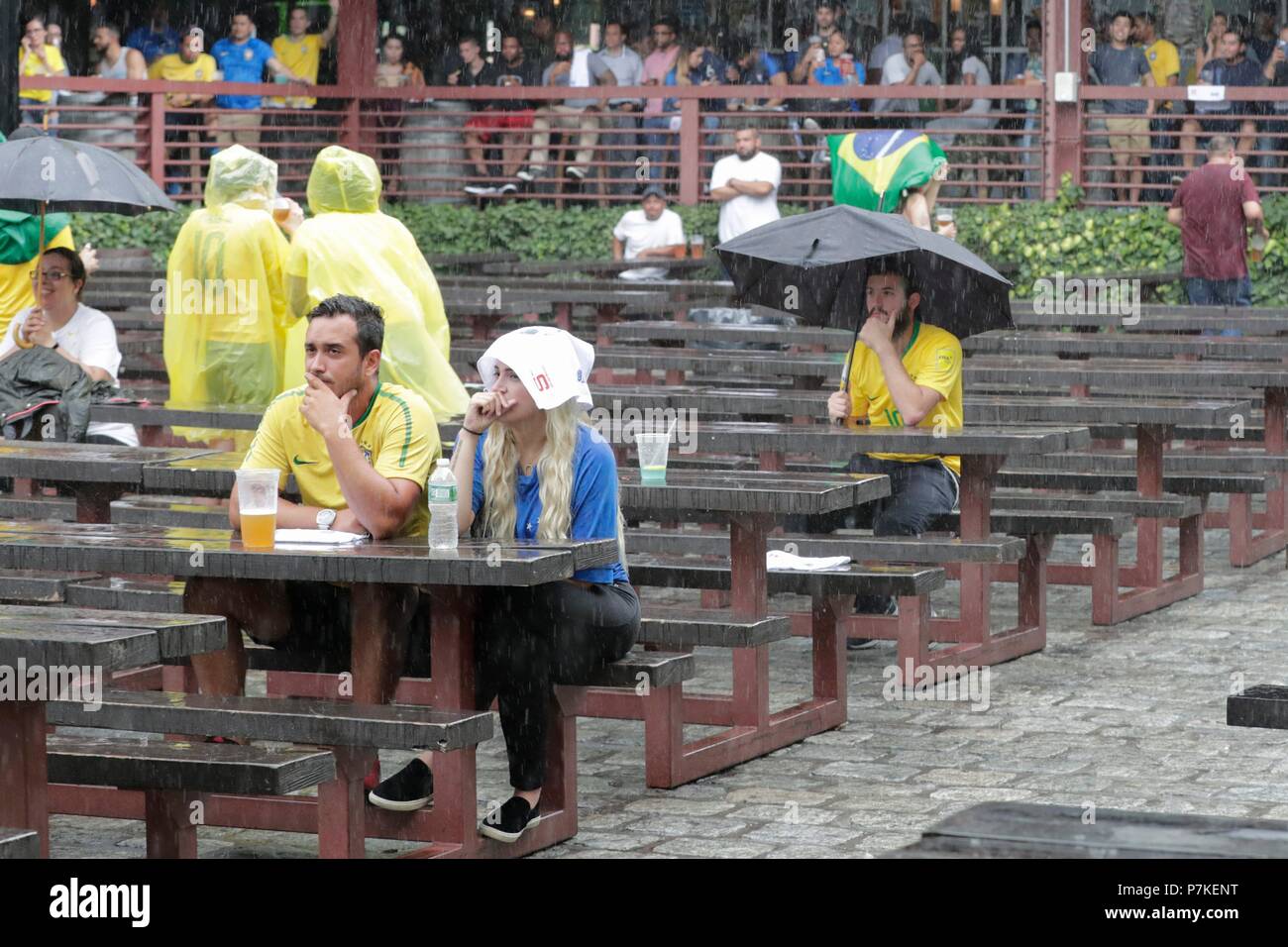 Astoria di New York, Stati Uniti d'America, 06 Luglio 2018 - tifosi brasiliani durante il 2018 World Cup match tra Brasile e Belgio in data odierna presso lo Studio Square NYC giardino della birra nella città di Long Island. Foto: Luiz Rampelotto/EuropaNewswire | Utilizzo di credito in tutto il mondo: dpa picture alliance/Alamy Live News Foto Stock