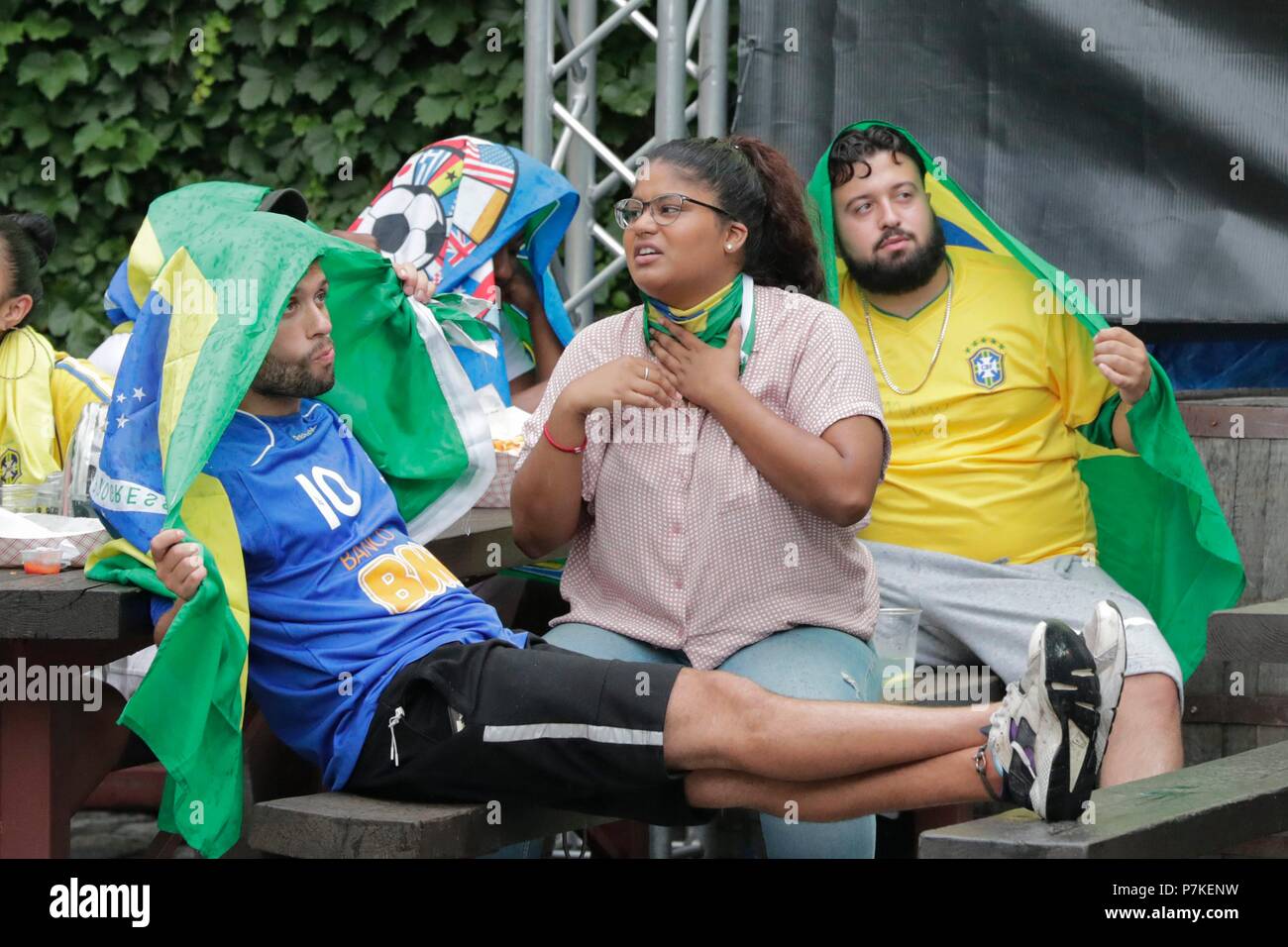 Astoria di New York, Stati Uniti d'America, 06 Luglio 2018 - tifosi brasiliani durante il 2018 World Cup match tra Brasile e Belgio in data odierna presso lo Studio Square NYC giardino della birra nella città di Long Island. Foto: Luiz Rampelotto/EuropaNewswire | Utilizzo di credito in tutto il mondo: dpa picture alliance/Alamy Live News Foto Stock