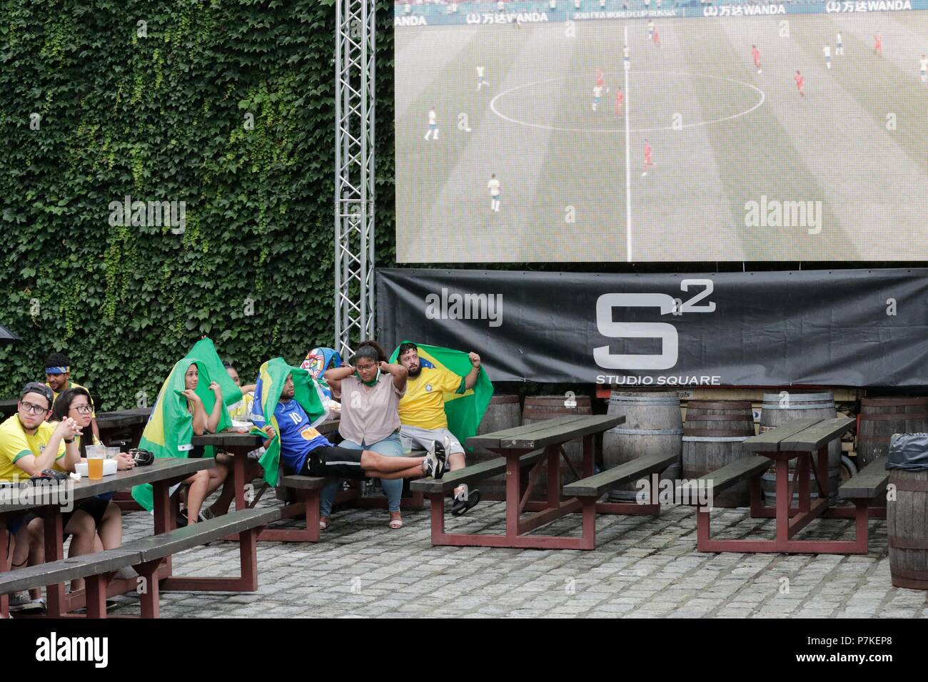 Astoria di New York, Stati Uniti d'America, 06 Luglio 2018 - tifosi brasiliani durante il 2018 World Cup match tra Brasile e Belgio in data odierna presso lo Studio Square NYC giardino della birra nella città di Long Island. Foto: Luiz Rampelotto/EuropaNewswire | Utilizzo di credito in tutto il mondo: dpa picture alliance/Alamy Live News Foto Stock